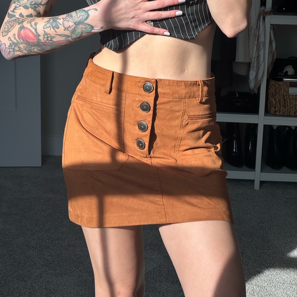 Orange suede mini skirt with button detail #suede #miniskirt #boho